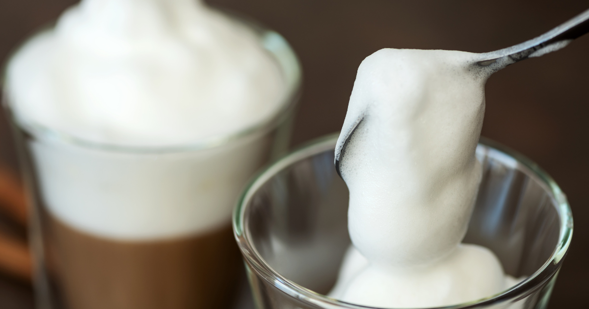Comment faire mousser parfaitement le lait pour un latte art, même sans machine
